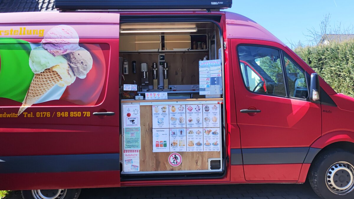 Unser Eismobil mit geöffnetem Verkaufsfenster bei uns am Hof